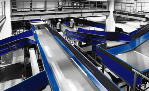 Esteira transportadora industrial em uma linha de produção, simbolizando a eficiência da Steel Flex.