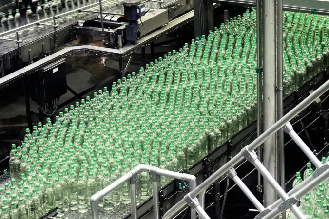 Visão panorâmica de uma linha de produção industrial moderna, representando os diversos segmentos atendidos.